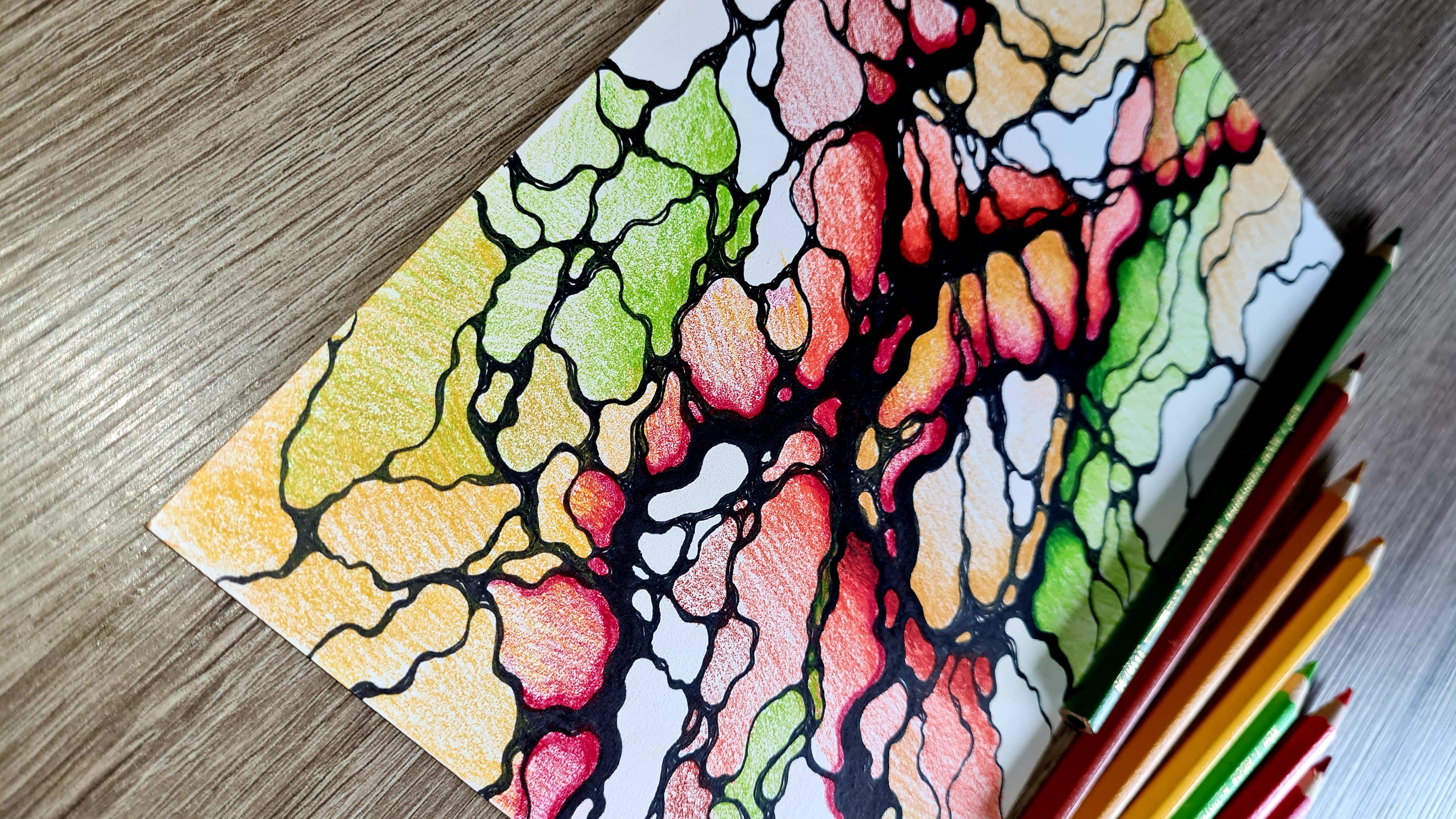 Rysunek neurograficzny w trakcie pracy, obok kolorowe kredki