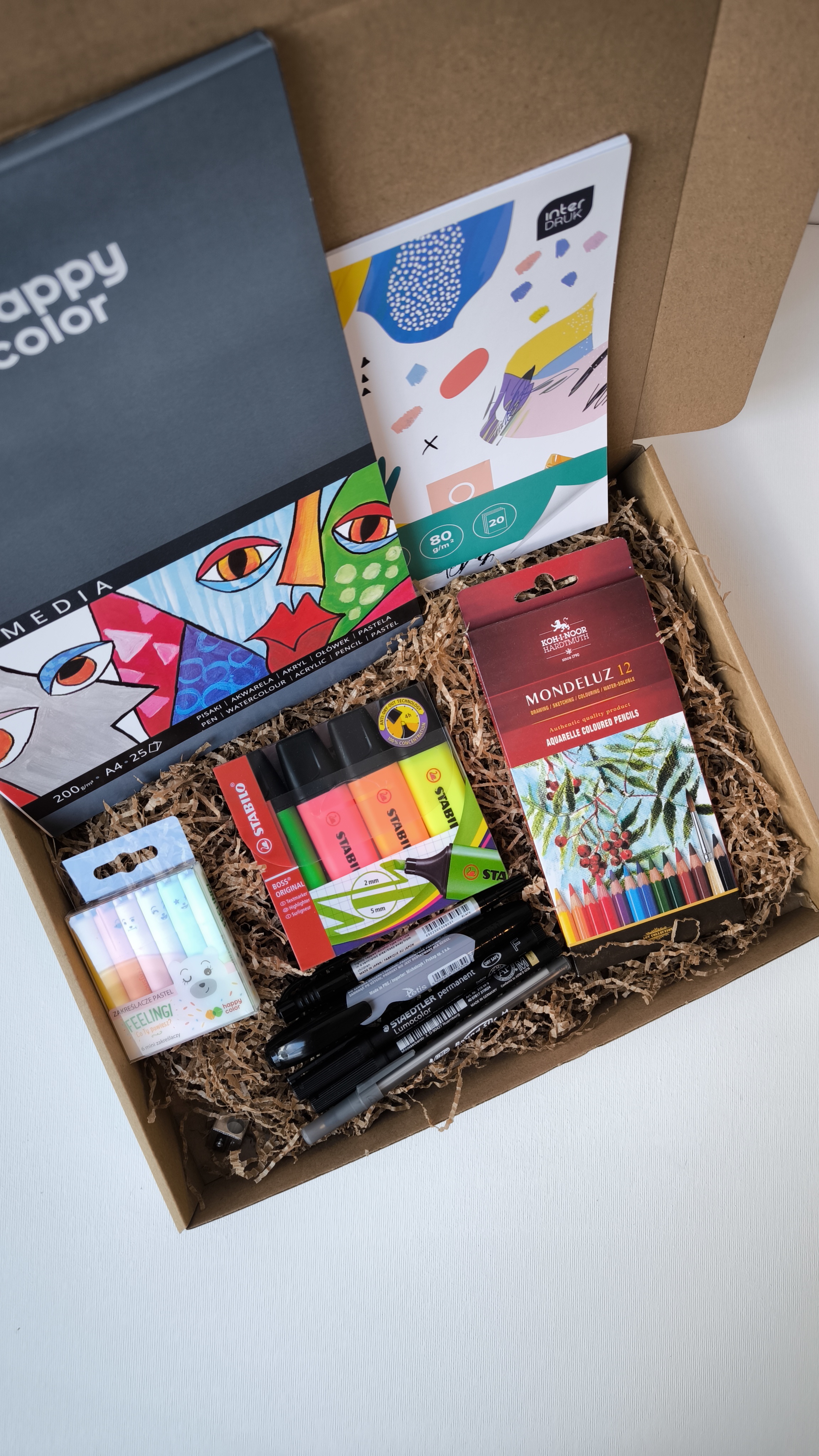 Zawartość NeuroBoxu: bloki, kredki, markery i zakreślacze
